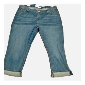 NWT Signature by Levi Strauss Plus Sized Capri Jeans Sized 22/W36 Mid Rise Capri